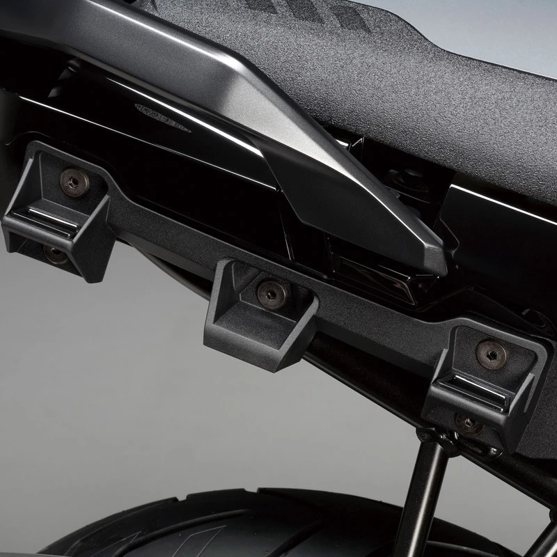KIT DE FIXATION HAUT POUR VALISES LATÉRALES PLASTIQUE - V-STROM 1050 2020⇿2022 - Audemar