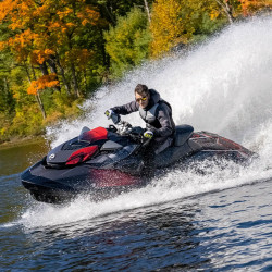 Selle de course sea-doo installée sur motomarine en navigation sur lac