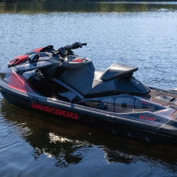 Siège de course sea-doo installée sur motomarine à l'arrêt sur eau calme