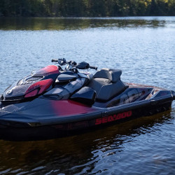 Selle de course sea-doo installée sur motomarine à l'arrêt sur eau calme