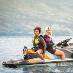 Mât de ski rétractable Sea-Doo monté sur un jet ski Sea-Doo en lac