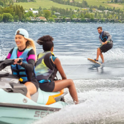 Skieur nautique tracté par une motomarine Sea-Doo avec le mât de ski rétractable sea-doo