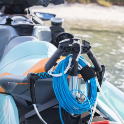 Corde de ski attachée au mât de ski rétractable installé sur un jet ski sea-doo