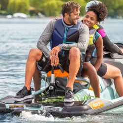 Pylône rétractable LinQ Sea-Doo installé à l'arrière d'une motomarine