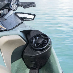 Système audio Bluetooth Brp installé à l'avant droite d'une motomarine Sea-Doo à l'arrêt sur une eau calme