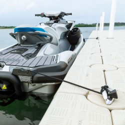 Motomarine à l'arrêt à quai fixer avec le système d'amarrage speed-tie