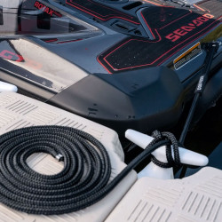 Motomarine amarrer à quai avec une corde nautique