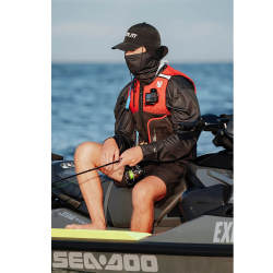 Vue frontale du gilet de sauvetage rouge et noir en situation, porté sur un jetskieur assis.