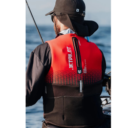 Vue arrière du gilet de sauvetage rouge et noir en situation, porté sur un jetskieur.