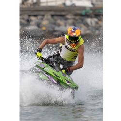 VUE DU GILET JAUNE ET BLANC PORTÉ PAR UN JETSKIEUR EN ACTION