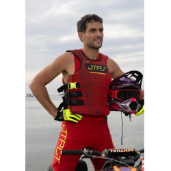 VUE AVANT DU GILET ROUGE PORTÉ  PAR UN JETSKIEUR