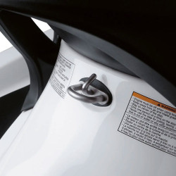 Anneau de remorquage pour sports nautique installé sur une motomarine Sea-Doo