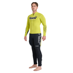 Vue de face de la combinaison et de la veste jaune étant portées