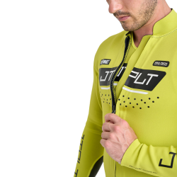 Zoom sur le haut de la veste jaune au niveau du zip en étant porté