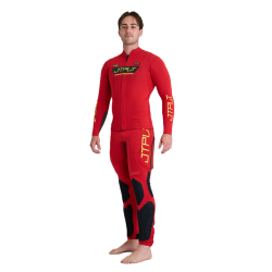 Vue de face de la combinaison et de la veste rouge étant portées