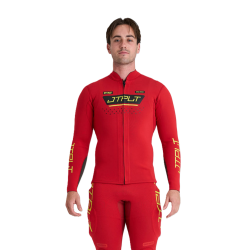 Zoom sur la veste rouge étant portée