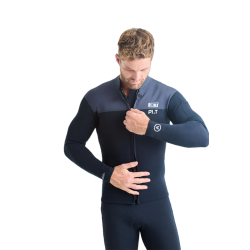 Zoom sur le haut de la veste noir au niveau du zip en étant porté