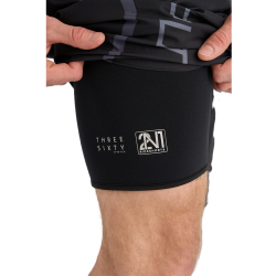 zoom sur la cuisse pour voir la parti néoprène du short en étant porté