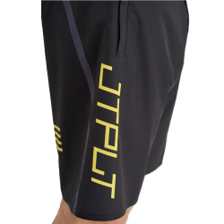 zoom sur la cuisse pour voir le tissu du short en étant porté
