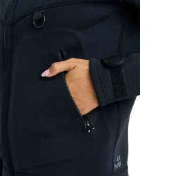 zoom sur une des poches avant de la tour coat femme porté