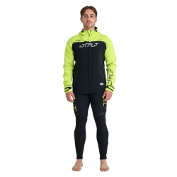 Tour coat jaune porté de face vue éloignée