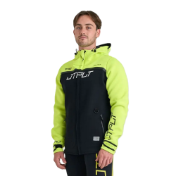 Tour coat jaune porté de face