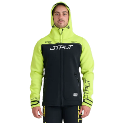 Tour coat jaune porté de face avec la capuche relevé
