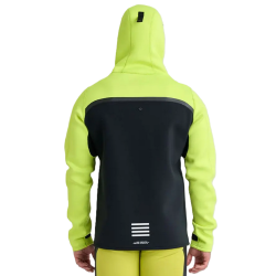 Tour coat jaune porté de dos avec la capuche relevé