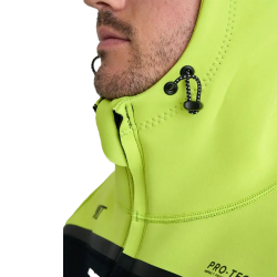 Zoom, au niveau du menton, sur la capuche de la tour coat jaune porté
