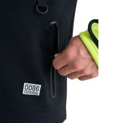 zoom sur une des poches avant de la tour coat jaune porté