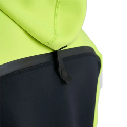zoom sur la capuche de la tour coat jaune porté vue de dos avec fixation pour ne pas qu'elle ne bouge pas