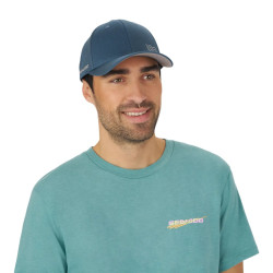 Face avant de la casquette signature wave unisexe sea-doo bleu portée par mannequin homme