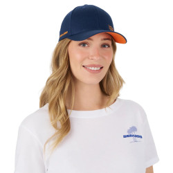 Face avant casquette signature wave unisexe sea-doo bleu marine portée par une mannequin femme