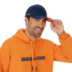 Face avant casquette signature wave unisexe sea-doo bleu marine portée par un mannequin homme
