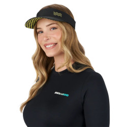 Face avant casquette à visière pour femme sea-doo noir portée par une femme