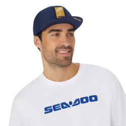 Face avant casquette unisexe en filet respirable sea-doo bleu marine portée par un homme
