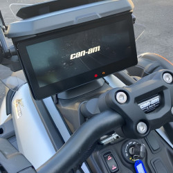 Écran numérique du face trois roues Can-Am Canyon XT de 2025