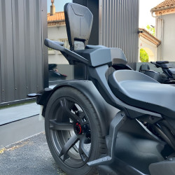 Place arrière avec dossier du trois roues Ryker Rally 900 noir de 2023