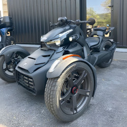 Face avant gauche du trois roues Ryker Rally 900 noir de 2023